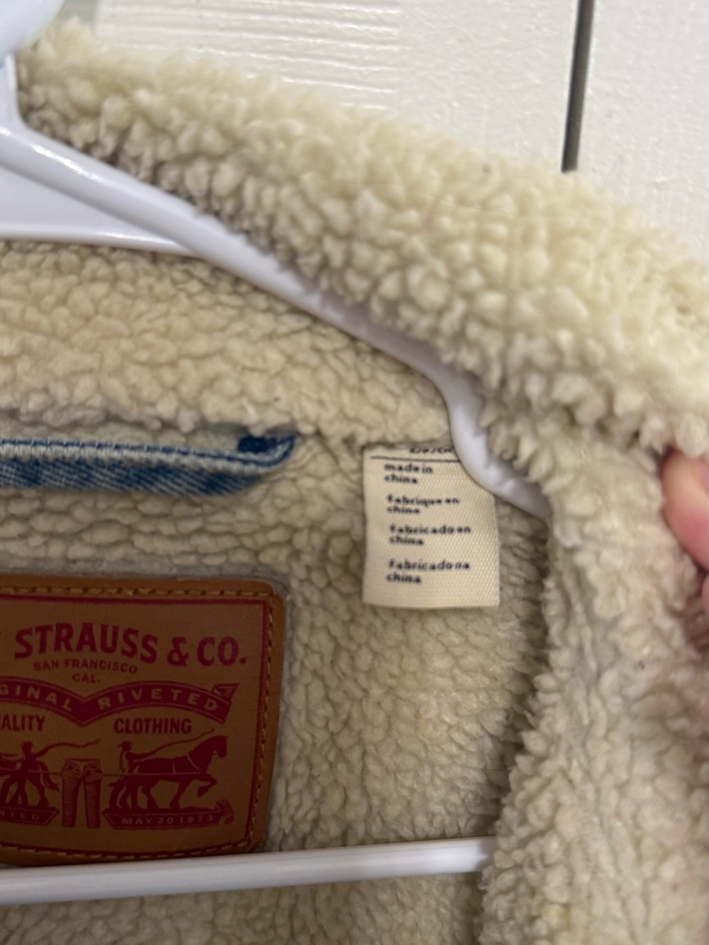 Levi's Light Blue Denim Jacket with Cream Sherpa Collar - Picture 4 of 4